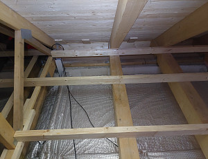 Zateplení stropu novostavby rodinného domu pomocí foukané izolace